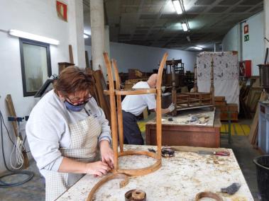 Una treballadora que està al taller de fusteria del centre.