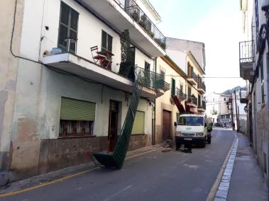 Un camió envesteix un balcó i provoca destrosses