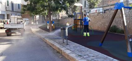 SOLLER. PARQUES Y JARDINES. Desinfecció dels parcs infantils.