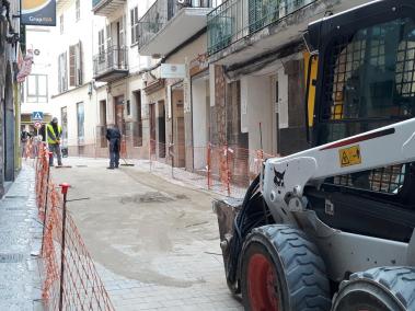Els operaris acaben les obres al carrer Bauzà. I.C.