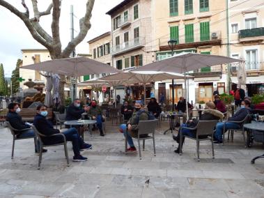 El Ajuntament dejará ampliar las terrazas a la espera de las ayudas.