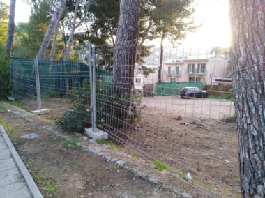 La parcel·la té una superfície de 3.000 metres quadrats.