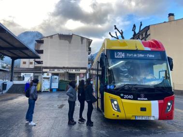 La renovació inclou una nova forma de pagament mitjançant una targeta moneder que facilita als usuaris fer més transbords.