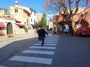 L'Ajuntament repinta marques viàries i afegeix passos de vianants