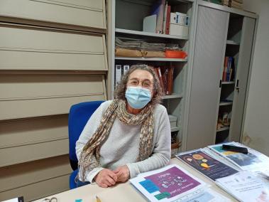 La bibliotecària explica que des que hi ha Covid s’han paralitzat quasi totes les activitats.