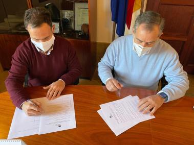 Jaume Bestard i Carlos Simarro signaren ahir l’acord de govern.