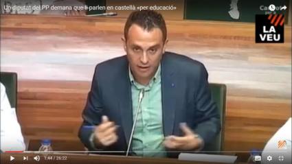 Javier Berasaluce (PP), va anunciar: «Si parla a poc a poc l’entenc, però per educació podria parlar-me a mi en castellà».