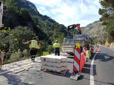 Els operaris a la carretera Ma-11 de Sóller.
