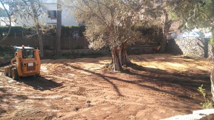 La brigada prepara el terreny del futur aparcament.