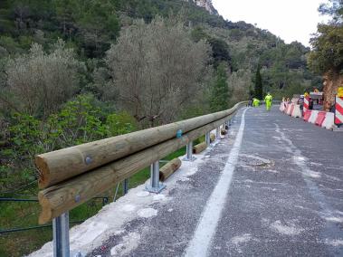 Queden instal·lats els guarda-raïls a la carretera