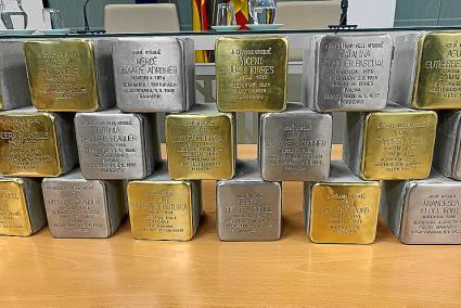 L’Ajuntament trià el cementiri per col·locar les tres llambordes.