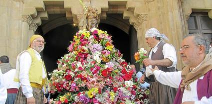 SOLLER. FIESTAS PUEBLOS. FLORES A LA MARE DE DEU DE LA VICTORIA.