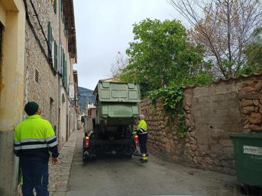 Els operaris recullen els fems a diari.