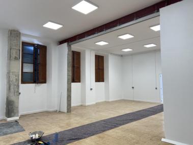 Queda col·locar una porta corredissa enmig.