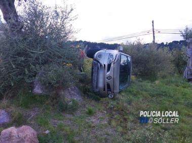 Quatre ferits en bolcar un cotxe a l'entrada de Sóller