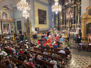 Els assitents a l'acte a la parròquia de Sant Bartomeu.