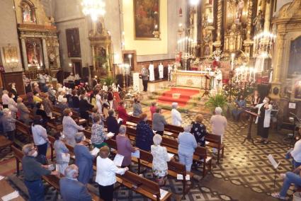 Molts fidels a la missa de la Fira