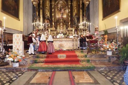 Molts fidels a la missa de la Fira