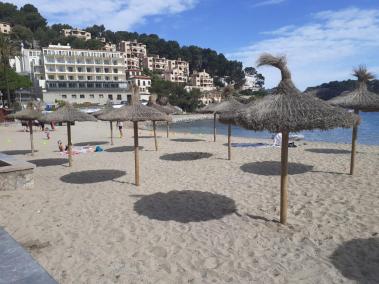 Ahir l’empresa concessionària de les platges instal·lava els para-sols.