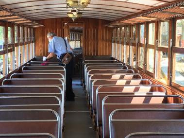 Un operari desinfecta un vagó.