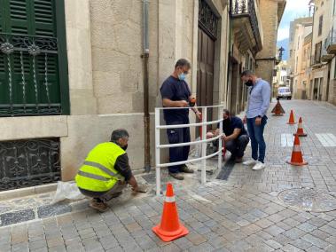 El carrer Rectoria recupera les barreres de seguretat
