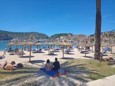 Turistes i visitants ocupen la platja que ofereix una imatge estiuenca.