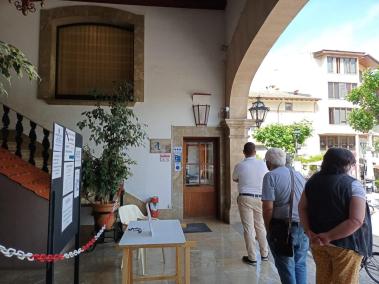 L'oficina de l'ATIB arranca amb llargues cues