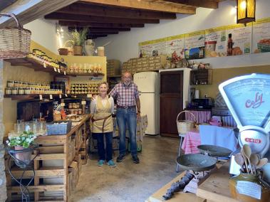 Joan Puigserver i Sebastiana Massanet són els propietaris d’Ecovinyassa, una finca de 18.000 metres quadrats.