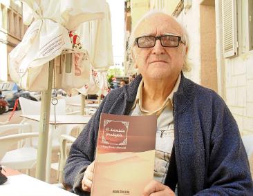 L’escriptor, Miquel Ferrà, amb un volum de la recent novel·la ‘El deixeble prodigiós’.