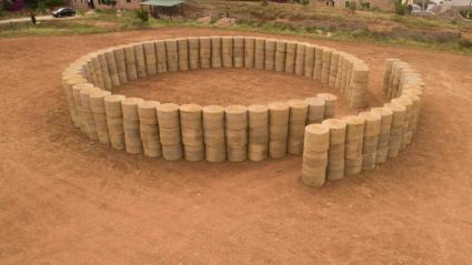 L’amfiteatre fa 24 metres de diàmetre i està compost per 213 bales de palla. Foto: P. PONS