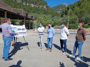 El conseller, Iván Sevillano; el primer tinent de batle, Carlos Darder; el batle de Bunyola, Andreu Bujosa; i le batles de Fornalutx, Francesc Marroig.