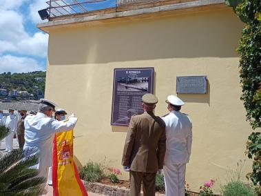 El comandant de la Base, Javier López-Cerón mostra la placa commemorativa.