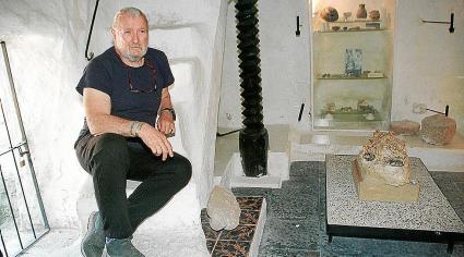 Una imatge d’arxiu de William Waldren a la sala del Museu Arqueològic de Deià.