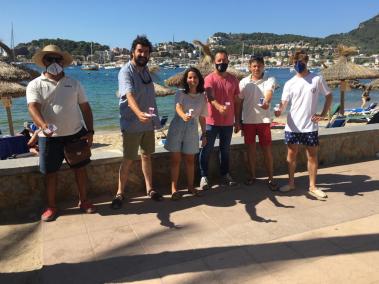 Rotary Club i Rotaract reparteixen 15.000 cendrers a la platja de'n Repic
