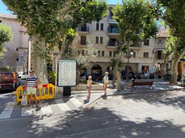 Turistes a la parada de taxis de la plaça d’Espanya.