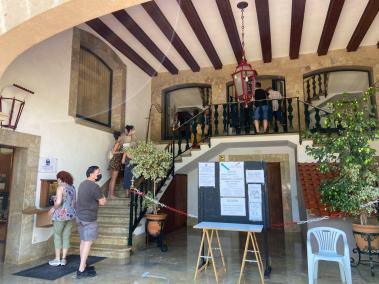 Dimarts, en obrir-se el termini, es formaren cues a les cases de la vila per presentar les sol·licituds.