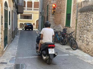 Els cotxes no veuen la senyal lluminosa.