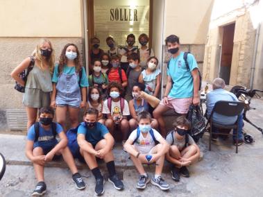 Un nombrós grup de joves sollerics davant la porta de la redacció del setmanari.