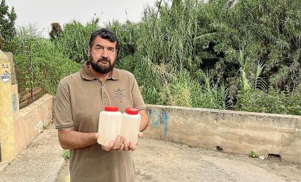 El regidor Sebastià Aguiló va ser qui va dur a analitzar l’aigua que arriba als regants.