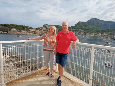 Marina juntament al seu pare Aad Zasburg a la terrassa del’hotel Cítric, on celebren aquest dies mig segle de l’arribada a Sóller.