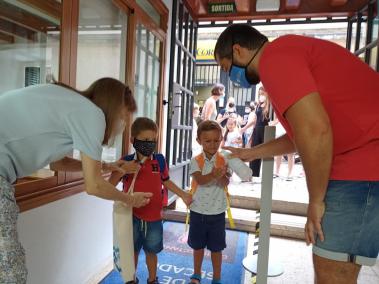 Dos alumnes del mateix grup bimbolla entren al col·legi Sant Vicenç de Paül.