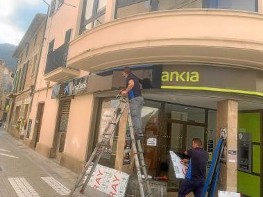 Una de les sucursals de Bankia amb el cartell de La Caixa.