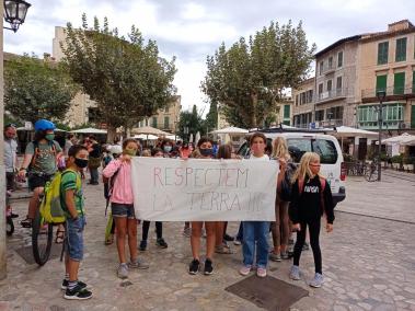 La pancarta amb el lema Respectem la Terra.