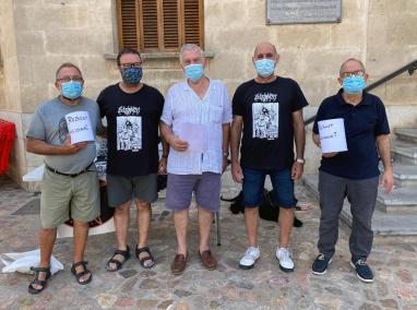 Els Esclatabutzes feren l'entrega del pot solidari dissabte.