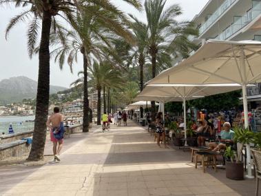SOLLER - TURISMO - TURISTAS EN LA TERRAZA DE UN BAR DE SOLLER.