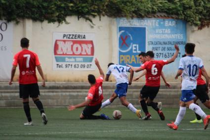 Gabri Santos, amb el 12, autor del gol solleric als primers minuts