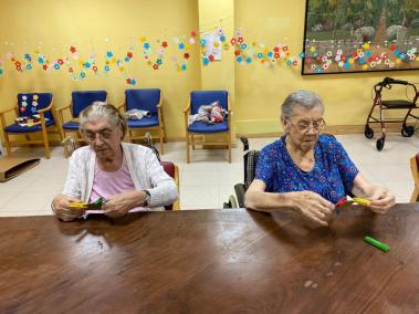 La residència ofereix taller de manualitats pels seus residents.