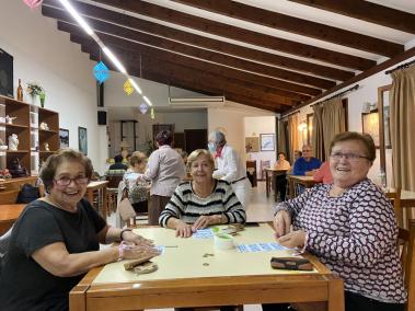 Les sòcies jugant al bingo.