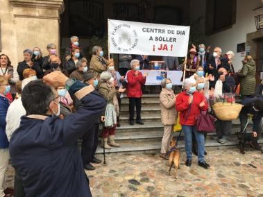 Més de mig centenar de persones reivindiquen a Plaça el Centre de Dia