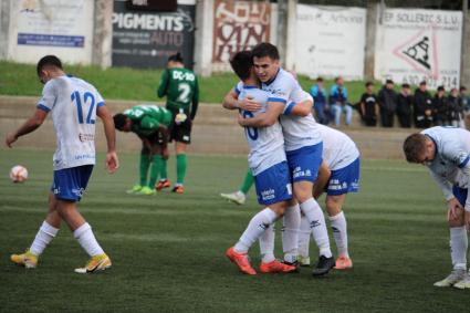 Celebrant el gol de l'empat obra de Nando.